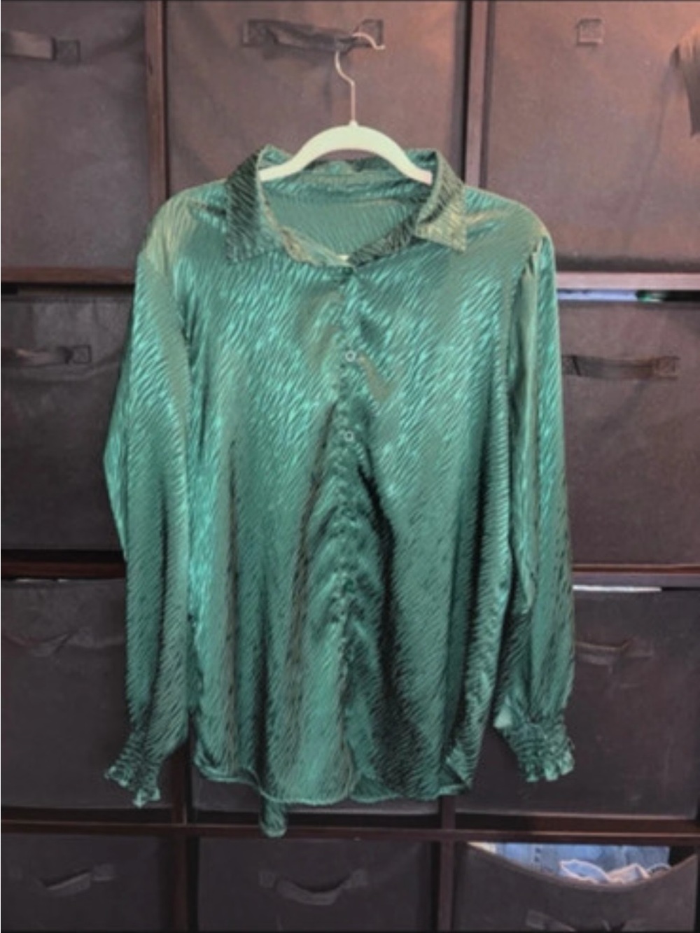 Size Large Source Unknown Emerald Green Satin-Like Button Down Blouse